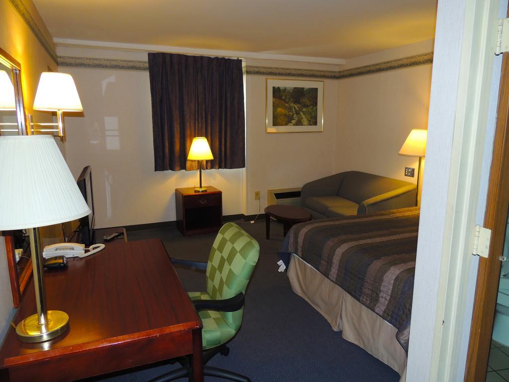 Budget Host Inn & Suites Lancaster Room photo