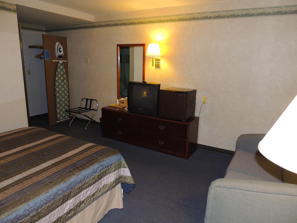 Budget Host Inn & Suites Lancaster Room photo